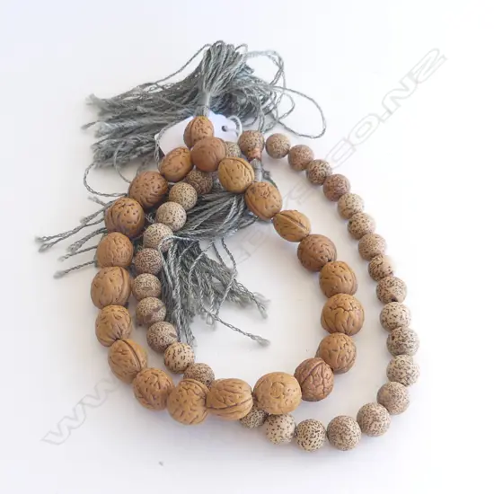 PR VINTAGE JAPANESE WOODEN BEADS ON SILK THREAD