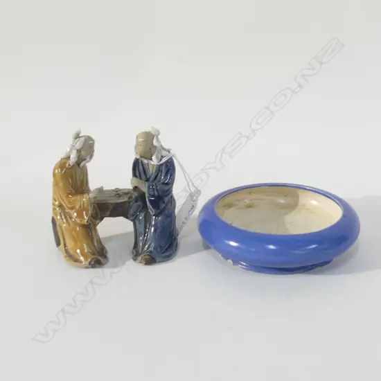 SML BLUE CERAMIC PIN DISH 105mm dia + MUD MEN FIGURE PLAYING CHECKERS