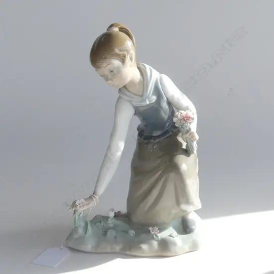 LLADRO GIRL WITH FLOWERS H 240 MM