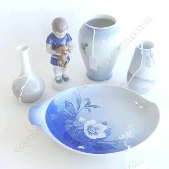 R/COPENHAGEN VASE +2 B+G VASES AND FIGURE H 150 MM AND DISH D 230 MM