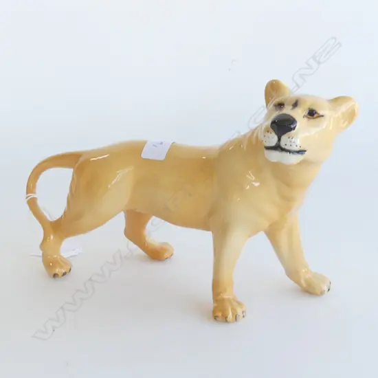 BESWICK LIONESS L.230mm