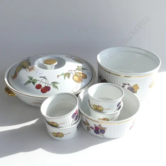 7 PCE ROYAL WORCESTER EVESHAM; RAMEKINS + LIDDED CASSEROLE 225mm dia