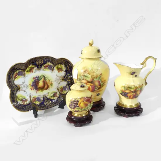 AYNSLEY ORCHARD GOLD GINGER JAR (H245MM) SUGAR BOWL & JUG & ELIZABETHAN DISH (L270MM) +3 WOODEN STANDS & PLATE STAND