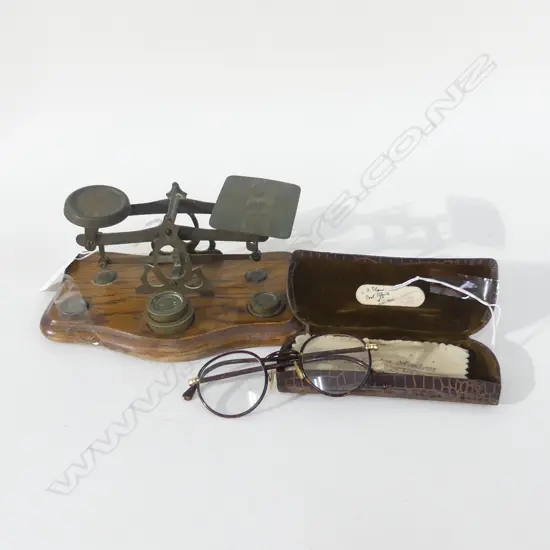 SM OLD POST OFFICE SCALES & WEIGHTS + VINTAGE GLASSES IN CASE