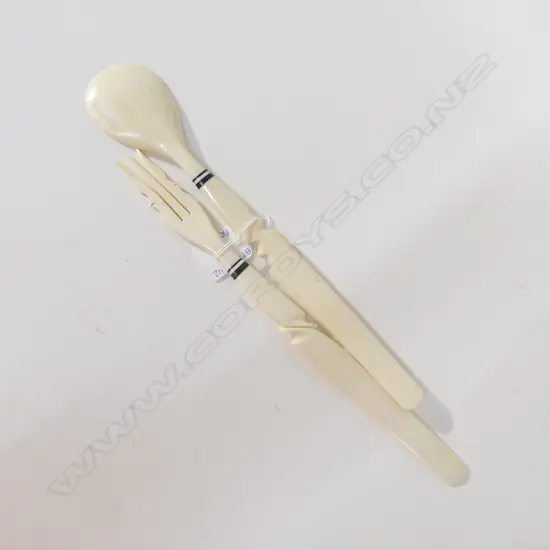 PR DECO PERIOD CARVED IVORY SALAD SERVERS L 280MM