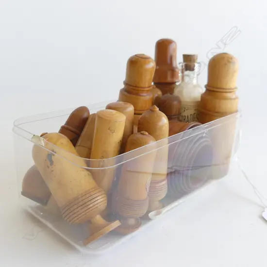 SMALL TRAY OF 16 TREEN COLLECTABLES & 1 BOTTLE