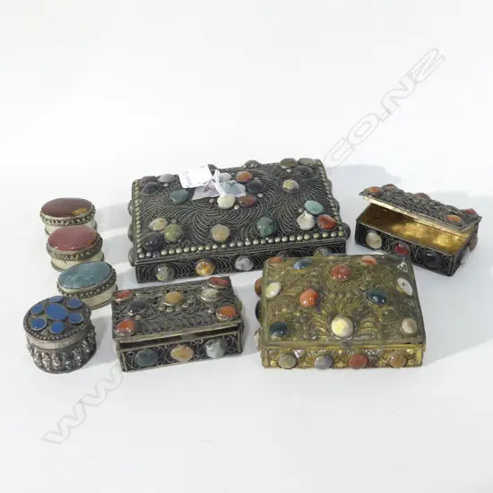 COLLECTION 8 SEMI PRECIOUS STONES & METAL TINS 