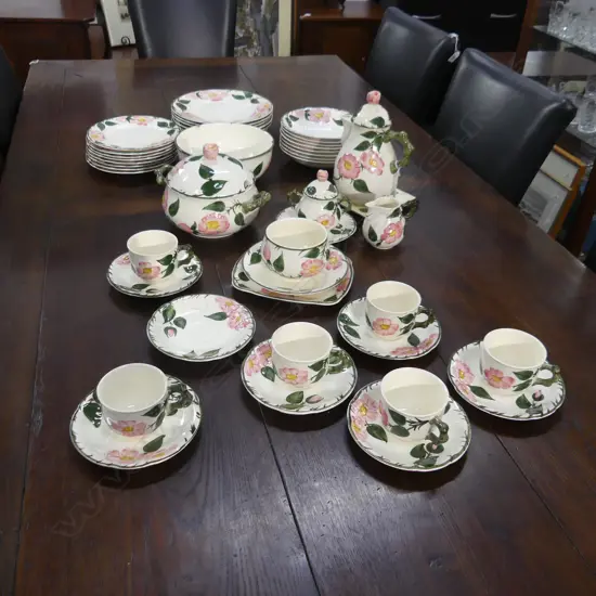VILLEROY & BOCH DINNER SET 'WILD ROSE'