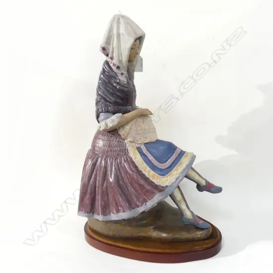 LARGE LLADRO FIGURINE OF A SEATED LACE MAKER on base H.500MM