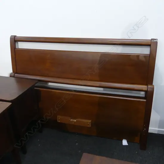 WILLETTS FURNITURE TAWHAI WOOD QUEEN SLEIGH BED W.1600mm
