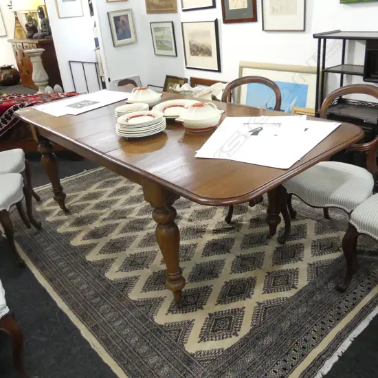 VICTORIAN DINING TABLE w. 2 LEAVES...