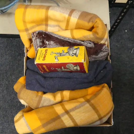 BOX LOT 4 RETRO BLANKETS + SPONG MINCER BOXED