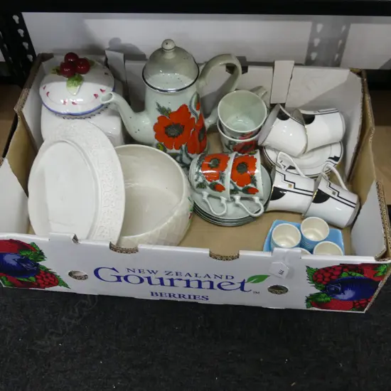 BOX ASST CERAMICS & CHINA INCL. WADE, VILLEROY BOCH, NORITAKE, ETC..