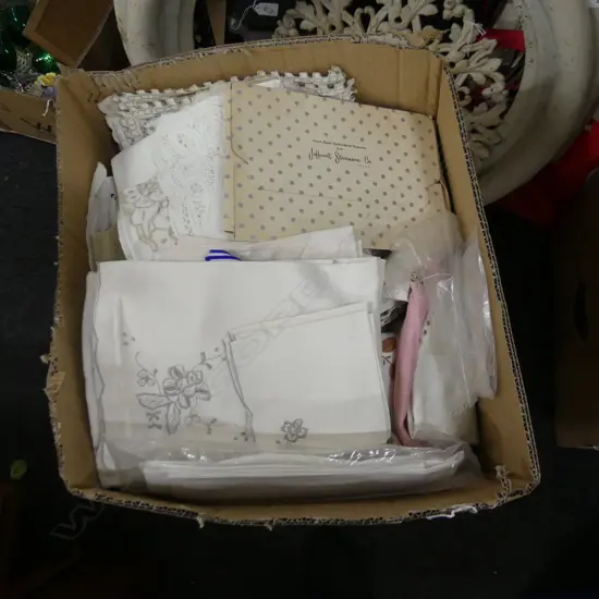 GOOD BOX LOT ASST LINEN; TABLECLOTHS, NAPKINS ETC..