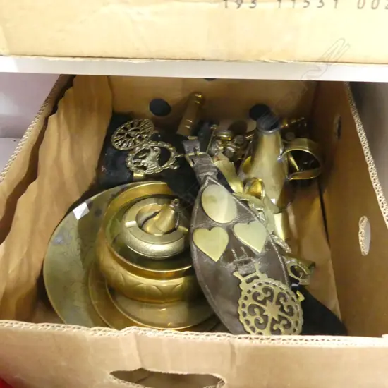 BOX LOT ASST. BRASS; HORSE BRASSES, BOWLS ETC