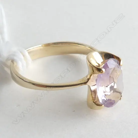 9CT YELLOW GOLD RING WITH LIGHT PURPLE STONE 2.6GMS 
