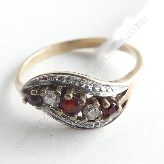 9CT YELLOW GOLD GARNET & CZ RING 1.5 GMS