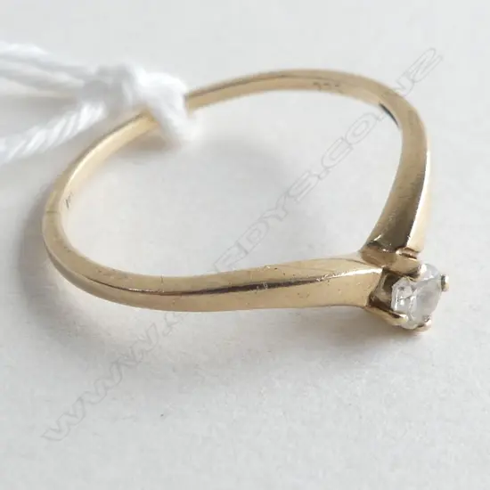 9CT YELLOW GOLD & SOLITAIRE DIAMOND CURVED RING 0.8GMS