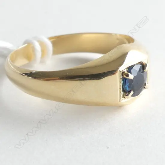 9CT GOLD & SAPPHIRE SIGNET RING 2.1 GMS