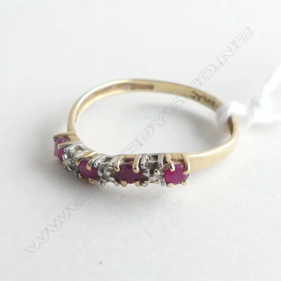 9CT YELLOW GOLD RING WITH PINK (RUBY?) & WHITE STONES 1 GM