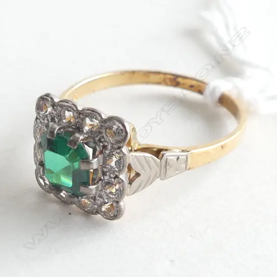 18CT YELLOW GOLD GREEN STONE & WHITE STONE RING 3.3GMS