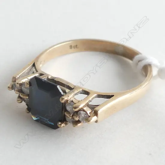 9CT Y/G RING WITH DARK BLUE STONE & 3 WHITE STONES EITHER SIDE 2.9GMS