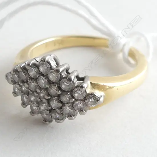 18CT YELLOW GOLD RING WITH DIAMONDS 3.6GMS