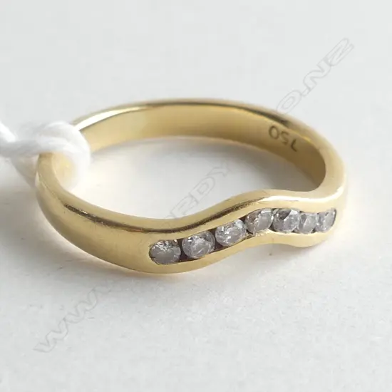 18CT YELLOW GOLD CURVED BAND WITH DIAMONDS 2.5GMS