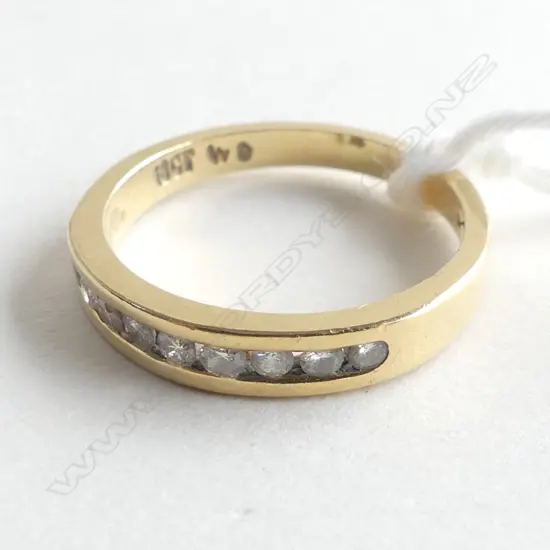18CT YELLOW GOLD & DIAMOND CHANNEL SET RING 2.3GMS