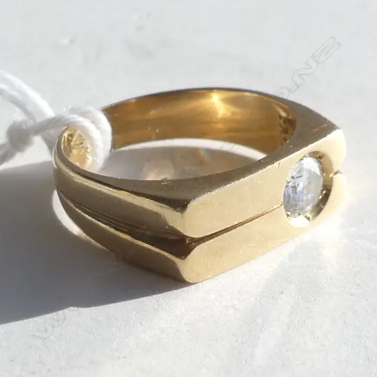 14CT & SOLITAIRE DIAMOND MODERNIST SIGNET TYPE RING