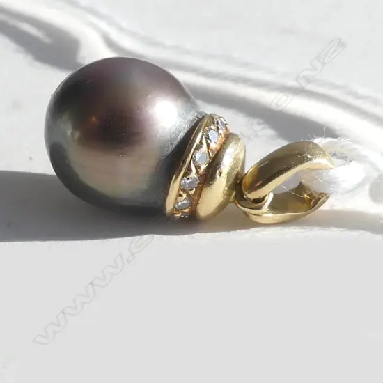 GOLD & BLACK PEARL PENDANT DIAMOND SET gold mount (20732)