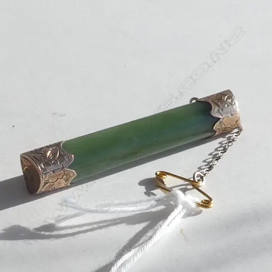 c1910 9ct GOLD & POUNAMU BAR BROOCH (19857)