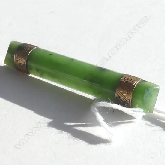 c1910 9ct GOLD & POUNAMU BAR BROOCH (20679)