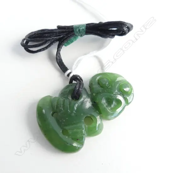 LG POUNAMU (GREENSTONE) QUALITY TIKI PENDANT (L38MM)ON BLACK WAXED ADJUSTABLE CORD