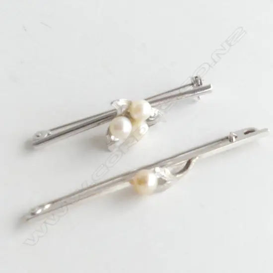 2 SILVER BAR BROOCHES WITH PEARLS 2.5GM EACH
