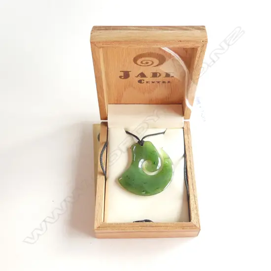 'JADE CENTRE' MAORI POUNAMU FISH HOOK PENDANT ON BLACK CORD - IN ORIGINAL BOX & BAG 