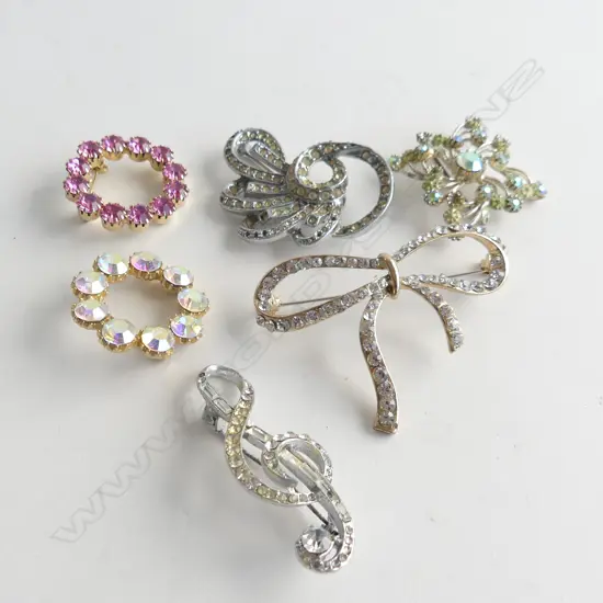 6 ASST VINTAGE COSTUME JEWELLERY BROOCHES; CRYSTALS & DIAMANTES INCL MUSIC CLEF BROOCH 