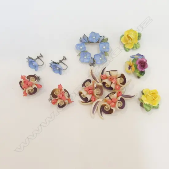 SM COLLECTION 1950/60'S PORCELAIN EARRINGS & BROOCHES 