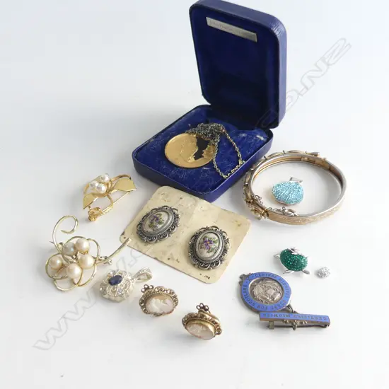 BAG JEWELLERY (EARRINGS, BROOCHES ETC.) + MIDWIFE BADGE, 3 CRYSTAL PENDANTS, BRACELET & MOTHERHOOD PENDANT & CHAIN