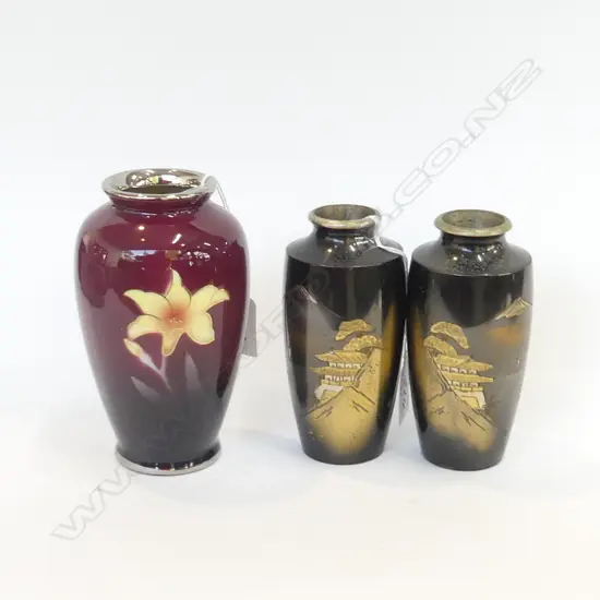 2 JAPANESE VASES; SHIPUYA RED ENAMEL (H. 140MM)  + PR METAL (H. 120MM)