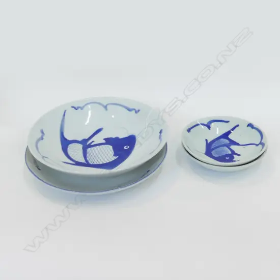 4 ASST BLUE & WHITE ORIENTAL FISH DISHES (DIA 200 & 125MM)