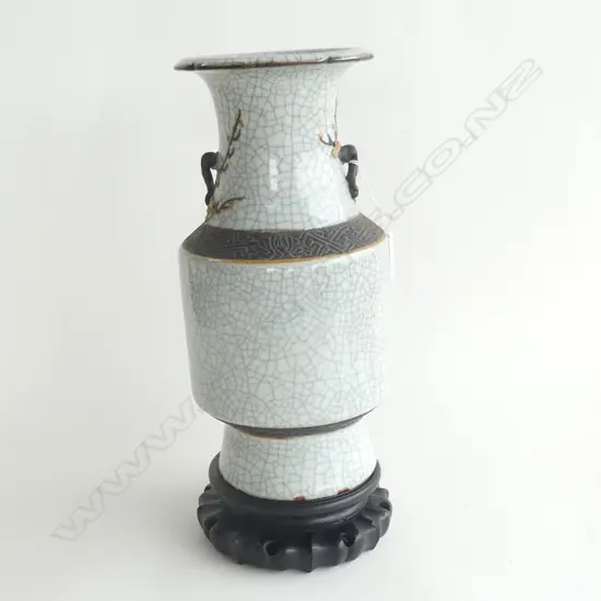 LGE CHINESE VASE w. CRACKLE GLAZE ON WOODEN STAND H.415mm