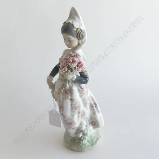 LLADRO FIGURINE VALENCIAN GIRL WITH FLOWERS  #1304 H. 240MM