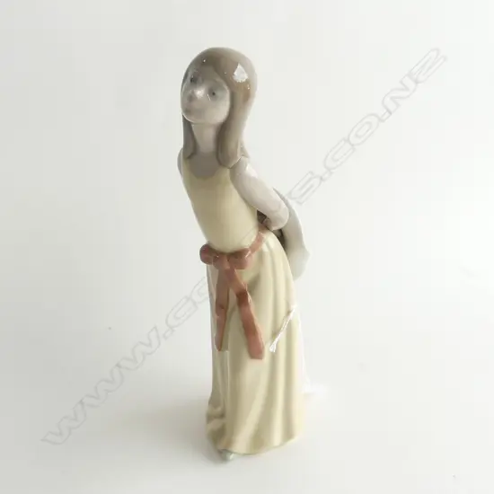 LLADRO FIG GIRL WITH SUN BONNET 240MM