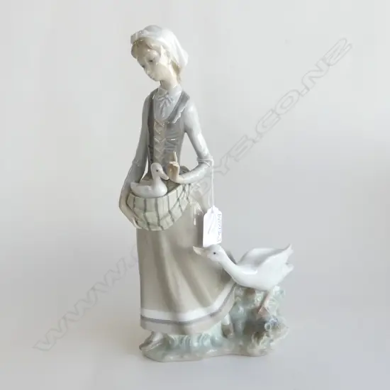 LG LLADRO FIGURINE LADY WITH GEESE H. 320MM
