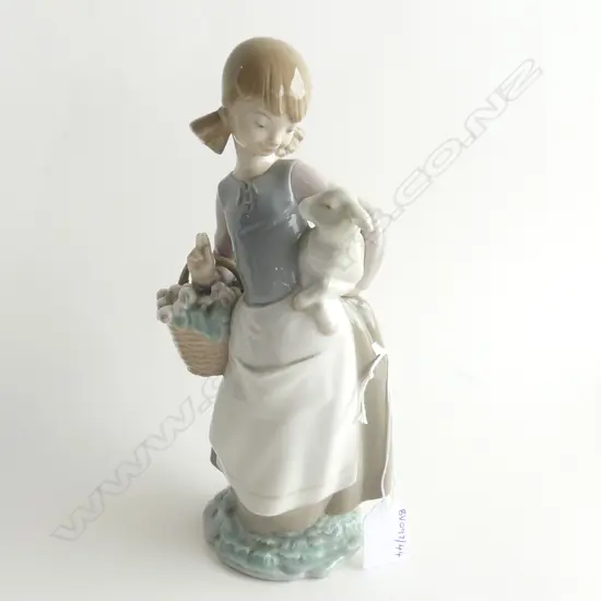 LLADRO FIG GIRL WITH LAMB 250MM