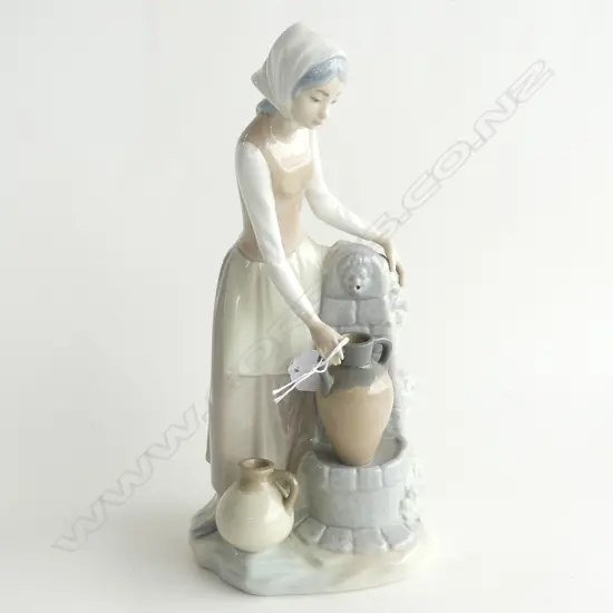 NAO FIG GIRL AT WELL H. 300MM