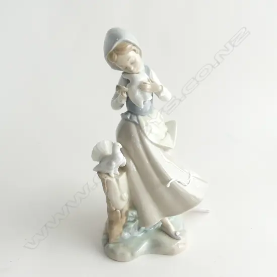 LLADRO FIG GIRL WITH DOVE 240MM