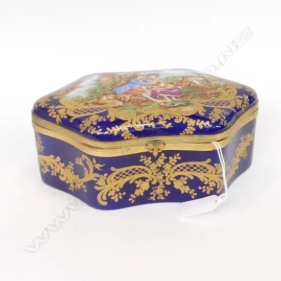 LIMOGES STYLE PORCELAIN LIDDED BOX L 200MM