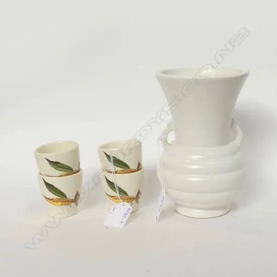 CROWN LYNN WHITE VASE H. 165MM + 4 CROWN LYNN GOLDEN FALL EGG CUPS